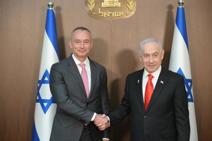 El futuro director de la Junta de Paz para Gaza, Nicolai Mladenov, con el primer ministro de Israel, Benjamin Netanyahu