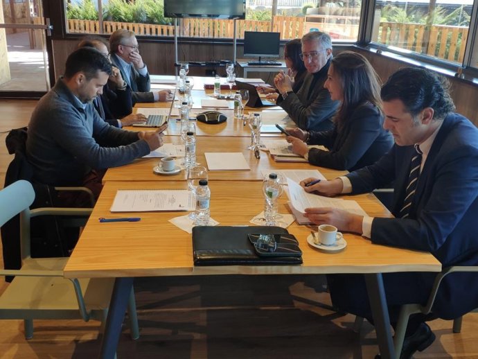 Reunión del consejo de administración de Dinópolis.