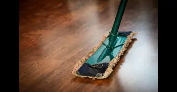 Cómo fregar el suelo para que vuelva a brillar: así lo hacen las profesionales de la limpieza