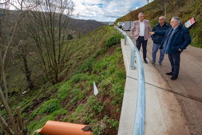 Fomento inaugura la reparación del argayo en la carretera de acceso a Montija, en Saro