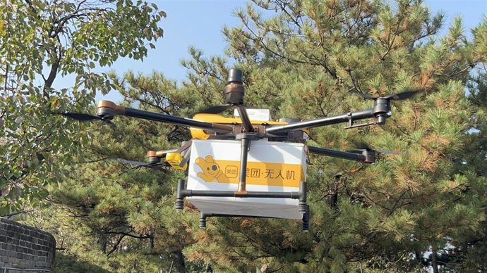Archivo - 14 October 2024, China, Beijing: A Chinese delivery drone from service provider Meituan delivers a package of food. Meituan is a Chinese technology company that specializes in a variety of online-to-offline services, including food delivery, hot