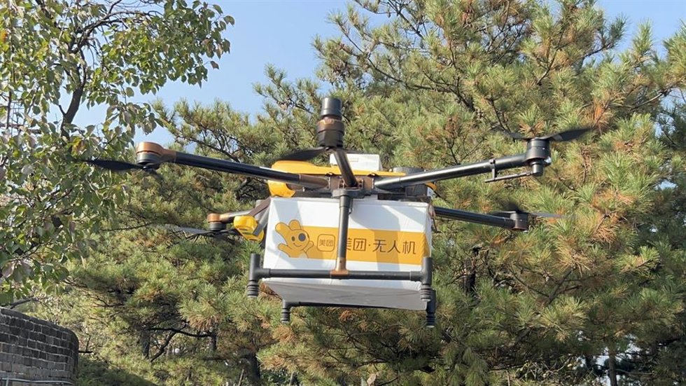 Archivo - 14 October 2024, China, Beijing: A Chinese delivery drone from service provider Meituan delivers a package of food. Meituan is a Chinese technology company that specializes in a variety of online-to-offline services, including food delivery, h