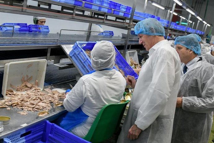 El presidente de la Xunta, Alfonso Rueda, visita la planta de Jealsa en Boiro (A Coruña)