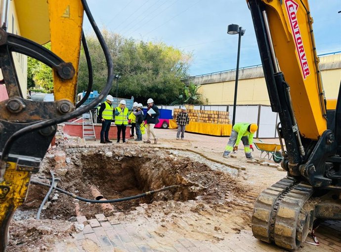 La alcaldesa de Fuengirola, Ana Mula, ha visitado este viernes los trabajos acompañada por el concejal de Cultura, Rodrigo Romero, donde ha podido comprobar de primera mano el desarrollo de esta actuación estratégica.
