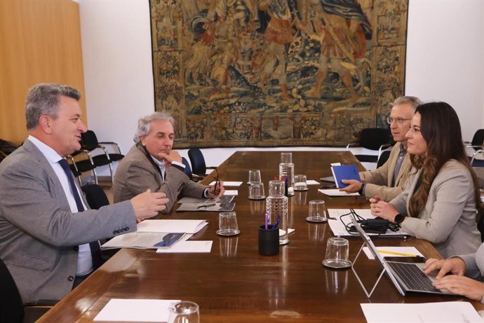 El vicepresidente y conseller para la Recuperación, Vicente Martínez Mus, y la comisionada del Gobierno, Zulima Pérez