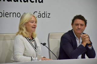 Archivo - La delegada de la Junta en Cádiz, Mercedes Colombo, y el delegado territorial de Empleo en la provincia de Cádiz, Daniel Sánchez, en una rueda de prensa.  ARCHIVO.