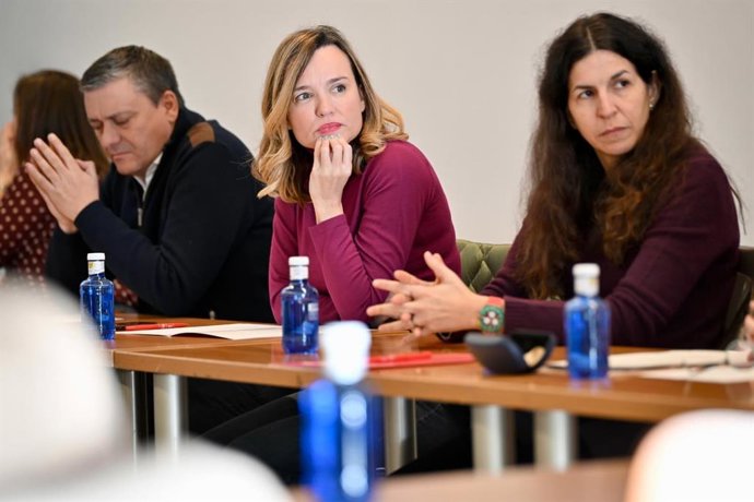 La candidata del PSOE a la Presidencia de Aragón, Pilar Alegría, se ha reunido con representantes de CADIS.