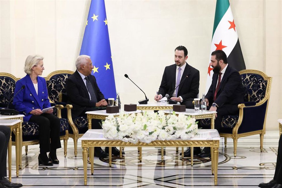 El presidente sirio Ahmad al-Shara (derecha) se reúne con la presidenta de la Comisión Europea, Ursula von der Leyen (izquierda), y el presidente del Consejo Europeo, Antonio Costa, en el Palacio del Pueblo de Damasco.