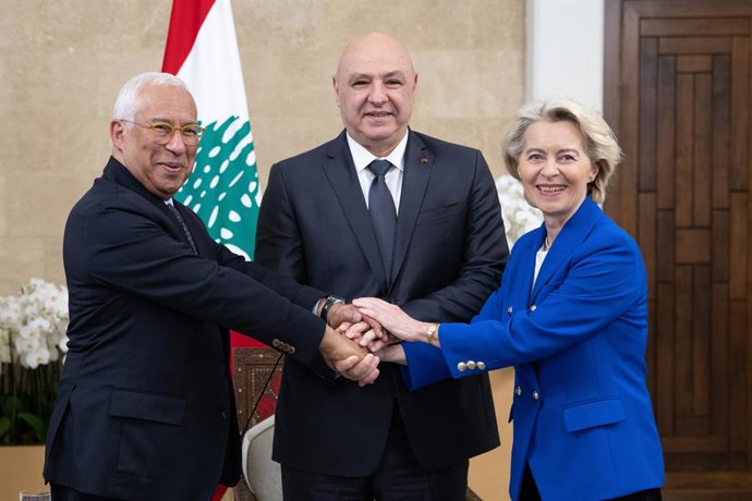 DIVULGAÇÃO - 09 de janeiro de 2026, Líbano, Beirute: O presidente libanês Joseph Aoun (C) se reúne com a presidente da Comissão Europeia, Ursula von der Leyen (R), e o presidente do Conselho Europeu, Antonio Costa, no palácio presidencial em Baabda. Foto: