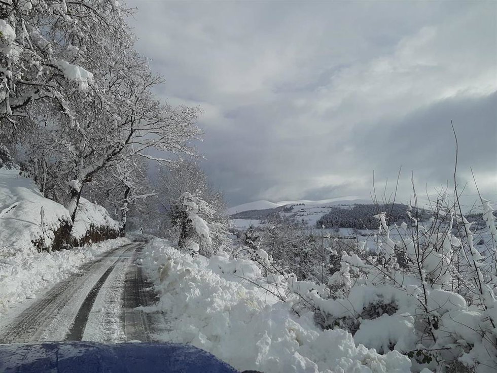 Archivo - Nieve en Cangas del Narcea, temporal.