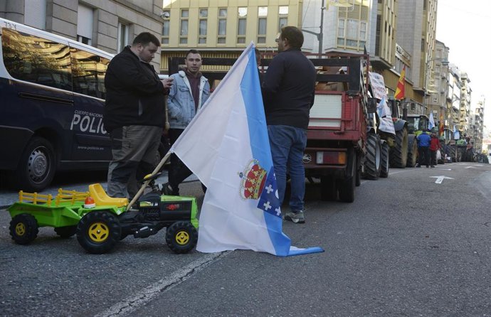 Tractores de ganaderos en el centro de Ourense, a 29 de diciembre de 2025, en Ourense, Galicia (España). Una tractorada de ganaderos colapsa el centro de Ourense este lunes, en el entorno de la Subdelegación del Gobierno, en contra del acuerdo de la UE co