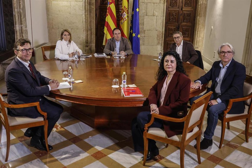 El presidente de la Generalitat, Juanfran Pérez Llorca (c), se reúne con el presidente de la CEV, Vicente Lafuente (i), la secretaria general de CCOO-PV, Ana García (3d), y el secretario general de UGT-PV, Tino Calero (d) 