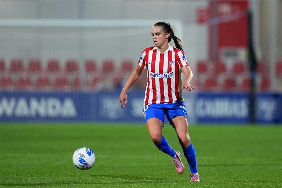 Archivo - La jugadora del Atlético de Madrid Ana Vitória disputa un balón durante un partido de la Liga F.