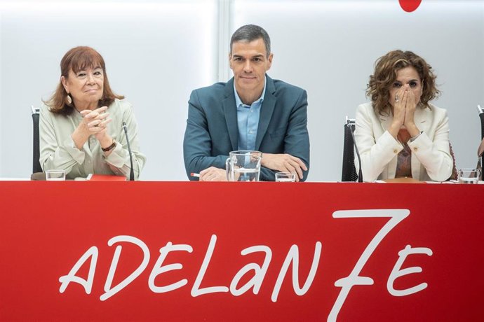 Archivo - El presidente del Gobierno y secretario general del PSOE, Pedro Sánchez junto a la presidenta del partido, Cristina Narbona y la vicesecretaria general, María Jesús Montero en una imagen de archivo.