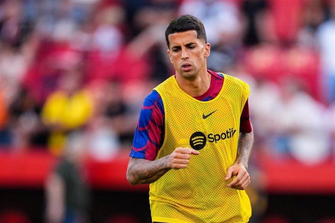 Archivo - João Cancelo en su primera etapa en el FC Barcelona antes de un partido de LaLiga EA Sports