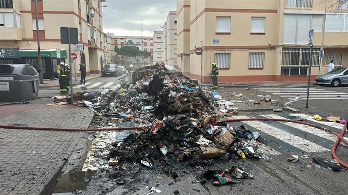 Contenido de un camión de recogida de cartón descargado de emergencia en la calle al arde durante su traslado en El Puerto de Santa María (Cádiz)
