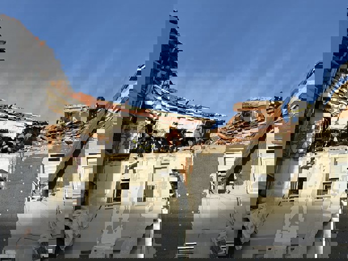 Explosión de gas en un edificio en obras situado en el número 26 de la calle Azcoitia, en el distrito madrileño de Carabanchel. 