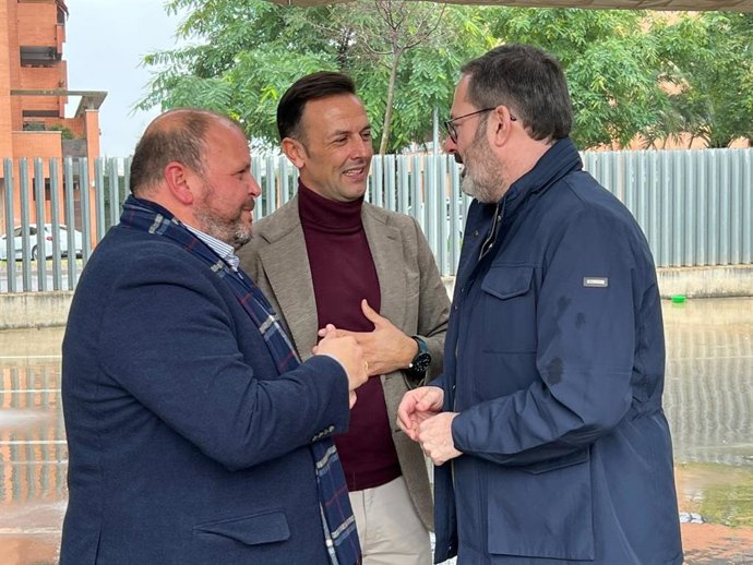 (Desde Izda.) Antonio Mora , Fernando Castro y Adolfo Molina, en el acto de relevo en la dirección de Faisem.