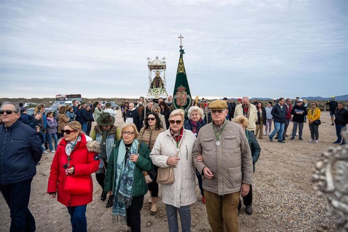Archivo - Imagen de archivo de la procesión de la Virgen del Mar durante la romería en el entorno de la Ermita de Torregarcía, en Almería.
