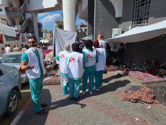 Archivo - Imagen de archivo de trabajadores de Médicos Sin Fronteras (MSF) en las afueras del hospital Al Shifa, en la Franja de Gaza