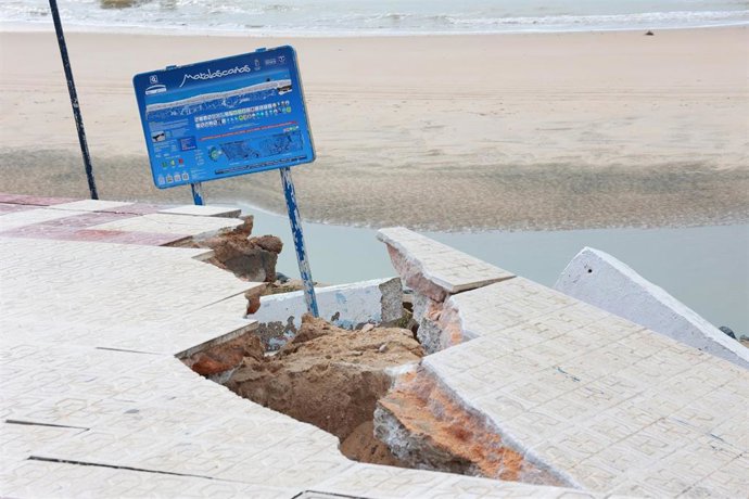 Imagen de los graves daños ocasionados por el pasado temporal que barrió Matalascañas.