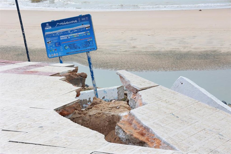 Imagen de los graves daños ocasionados por el pasado temporal que barrió Matalascañas.