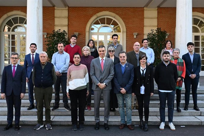 El presidente del Gobierno, Pedro Sänchez, con representantes de asociaciones de víctimas de abusos sexuales en la Iglesia.