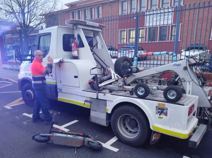 Una grúa con varios patinetes para su traslado al depósito municipal.