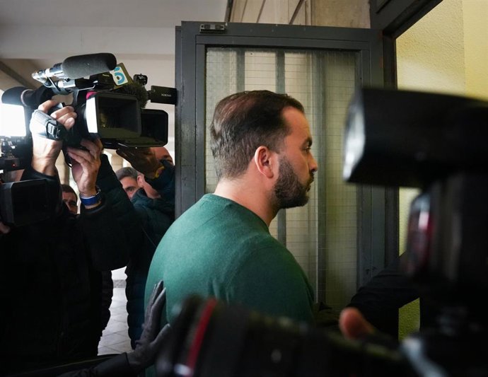 Archivo - El sobrino de María del Monte, Antonio Tejado entrando a los juzgados para declarar sobre el robo a María del Monte. A 15 de marzo de 2024, en Sevilla (Andalucía, España).