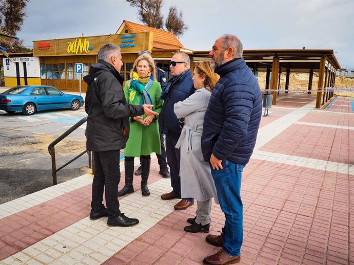Visita de la subdelegada del Gobierno en Huelva, María José Rico, a Isla Cristina para evaluar los daños del temporal.