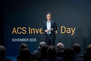 Archivo - El consejero delegado de ACS, Juan Santamaría, durante el Investors Day de centros de datos