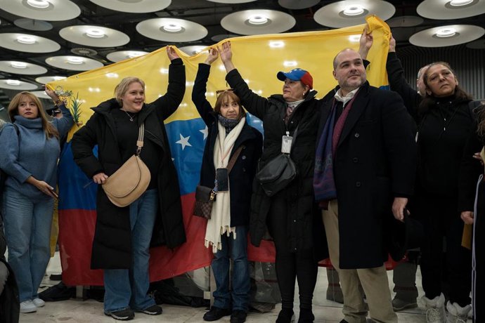 El fundador de la ONG Refugiados sin fronteras, Sergio Contreras (2d), junto a familiares y amigos esperan la llegada a España de los españoles liberados por el gobierno venezolano, en el aeropuerto de Barajas, a 9 de enero de 2026, en Madrid 