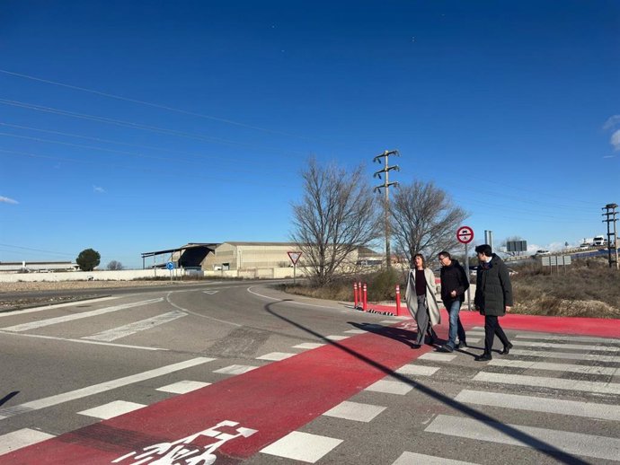 La portavoz socialista en el Ayuntamiento de Zaragoza, Lola Ranera, el alcalde de La Cartuja, José María Lasaosa y el concejal en el consistorio d ela capital, Guillermo Ortiz.