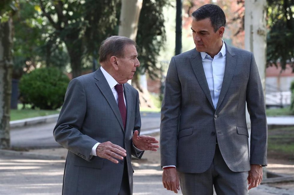 Archivo - El candidato opositor venezolano Edmundo González (i) y el presidente del Gobierno, Pedro Sánchez (d), se reúnen en el Palacio de la Moncloa, a 12 de septiembre de 2024, en Madrid (España).