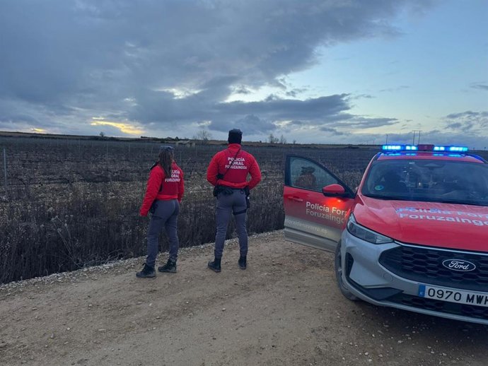 Agentes de la Policía Foral de la Comisaría de Tafalla en el lugar donde se ha encontrado el cadáver del desaparecido.