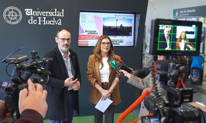 El rector de la UHU, José Rodríguez, y la vicerrectora de Proyección Universitaria, Joaquina Castillo.