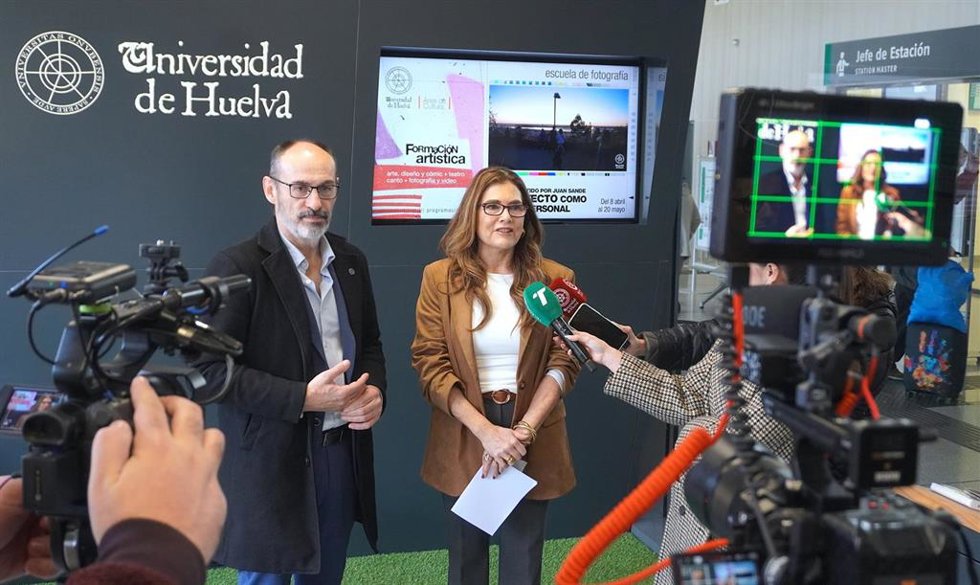 El rector de la UHU, José Rodríguez, y la vicerrectora de Proyección Universitaria, Joaquina Castillo.