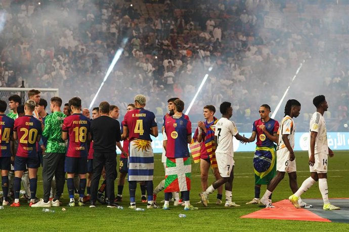 Archivo - Los jugadores del FC Barcelona hacen un pasillo a los jugadores del Real Madrid tras perder los blancos el Clásico de la final de la Supercopa de España 2025, en la Ciudad Deportiva Rey Abdullah
