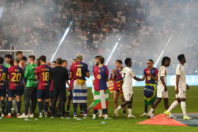 Jugadores del FC Barcelona haciendo un pasillo a los del Real Madrid