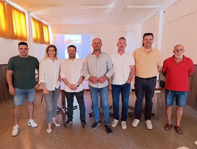 El presidente de la Mancomunidad Campiña Sur, Miguel Ruz (centro), en unas jornadas sobre exportación en una imagen de archivo.