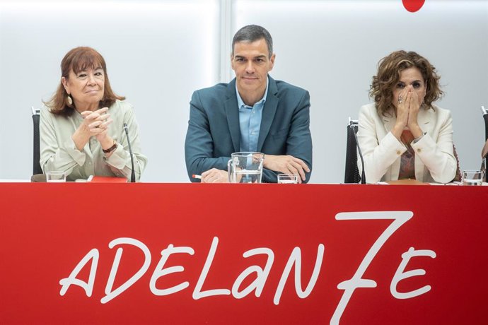Archivo - Arxiu - El president del Govern i secretari general del PSOE, Pedro Sánchez junt amb la presidenta del partit, Cristina Narbona i la sotssecretària general, María Jesús Montero en una imatge d'arxiu.