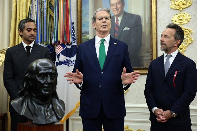11 de dezembro de 2025, Washington, Distrito de Columbia, EUA: O secretário do Tesouro dos Estados Unidos, Scott Bessent, discursa enquanto o presidente dos EUA, Donald J. Trump, participa de uma cerimônia de assinatura sobre inteligência artificial no Sa
