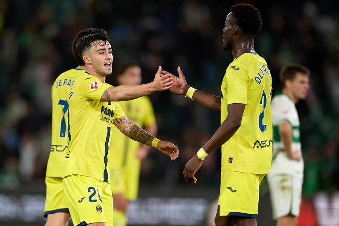 Los jugadores del Villarreal Alberto Moleiro y Tani Oluwaseyi celebran un gol.