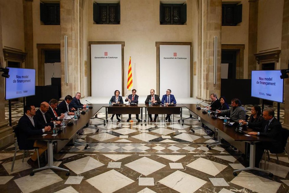 El presidente de la Generalitat, Salvador Illa, y los consellers Albert Dalmau, Alícia Romero y Miquel Smper, se reúnen en el Palau de la Generalitat con CCOO de Catalunya, UGT de Catalunya, Foment del Treball, Pimec, Cecot, la Cámara de Barcelona