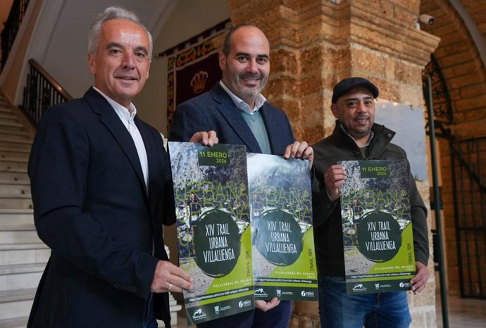 El responsable de Asistencia a Municipios de la Diputación de Cádiz, Antonio Aragón (c), presenta la Trail Urbana de Villaluenga junto al alcalde de esta localidad, Alfonso Moscoso (i) y el responsable deportivo de la prueba, Alex Timaure.
