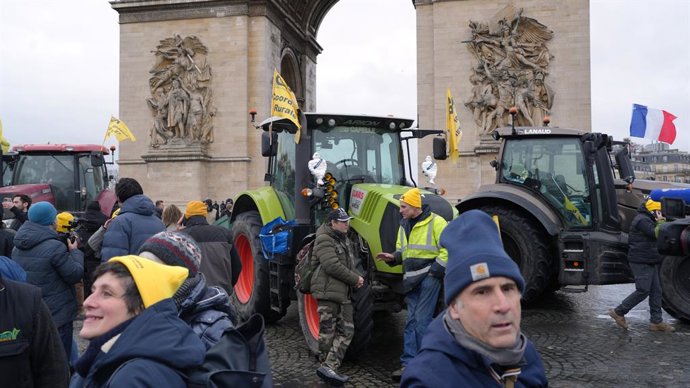 Vários tratores em frente ao Arco do Triunfo, em 8 de janeiro de 2026, em Paris (França). Mais de uma centena de tratores entraram na capital francesa, apesar das tentativas das Forças de Segurança do Estado de impedi-los, para protestar contra o a