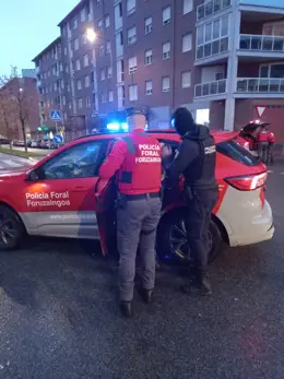 Momento del traslado del detenido a dependencias de la Policía Foral