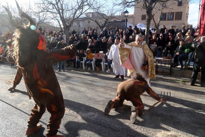 Archivo - Celebración de las 'beneïdes' de Sant Antoni en Muro