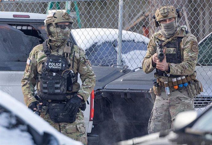 8 de janeiro de 2026, Minneapolis, Minnesota, EUA: Dois agentes da Patrulha de Fronteira estão no local de um tiroteio fatal envolvendo um agente do ICE perto da East 34th Street e da Portland Avenue, em Minneapolis.