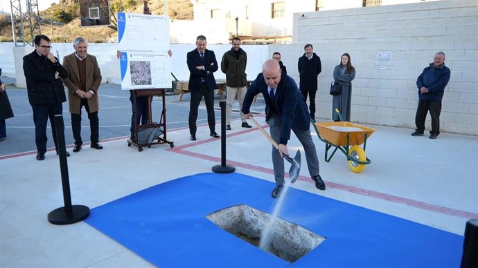El presidente de la Diputación de Almería, José Antonio García Alcaina, durante el acto de colocación de la primera piedra del futuro edificio polivalente de Purchena.